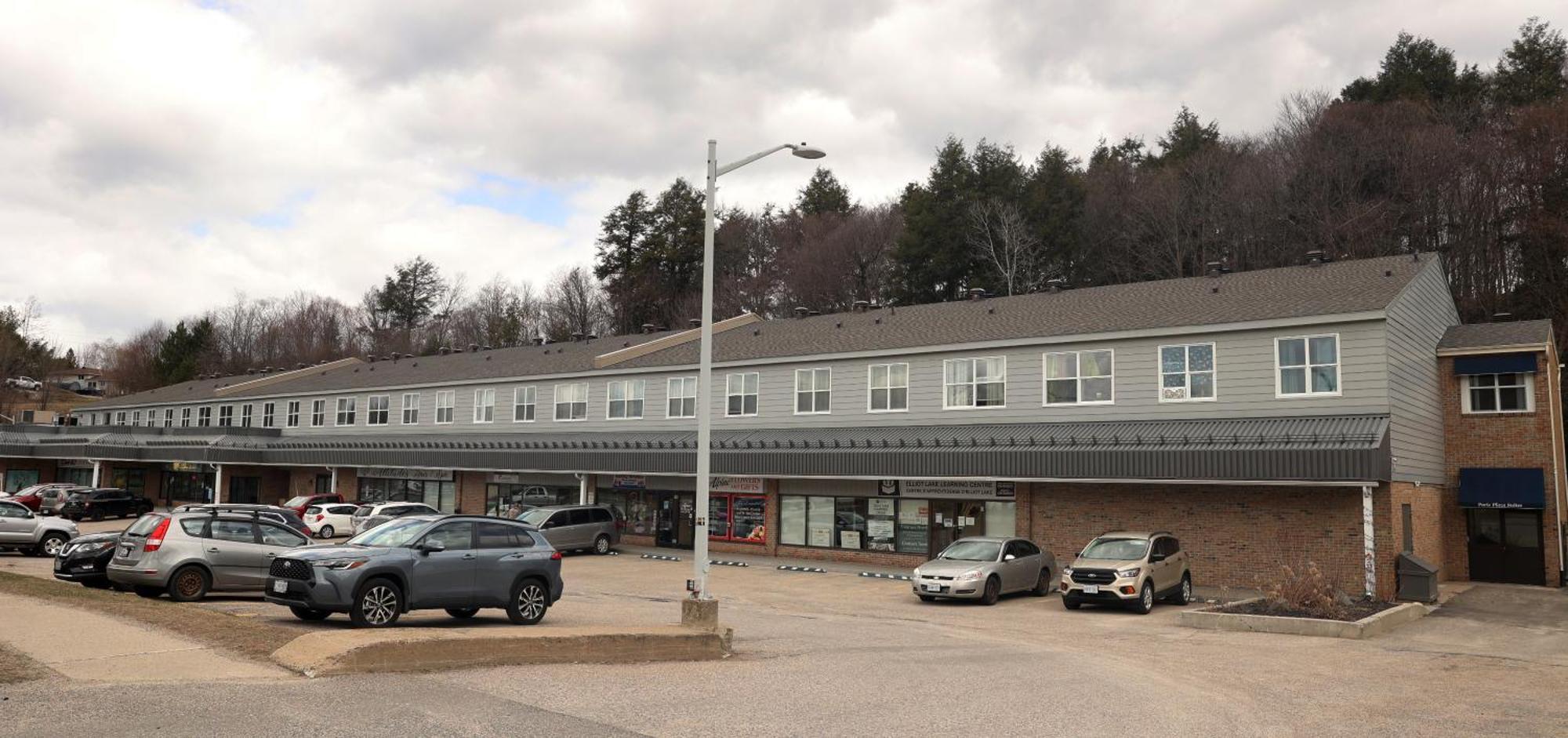 Paris Plaza Elliot Lake Exterior foto