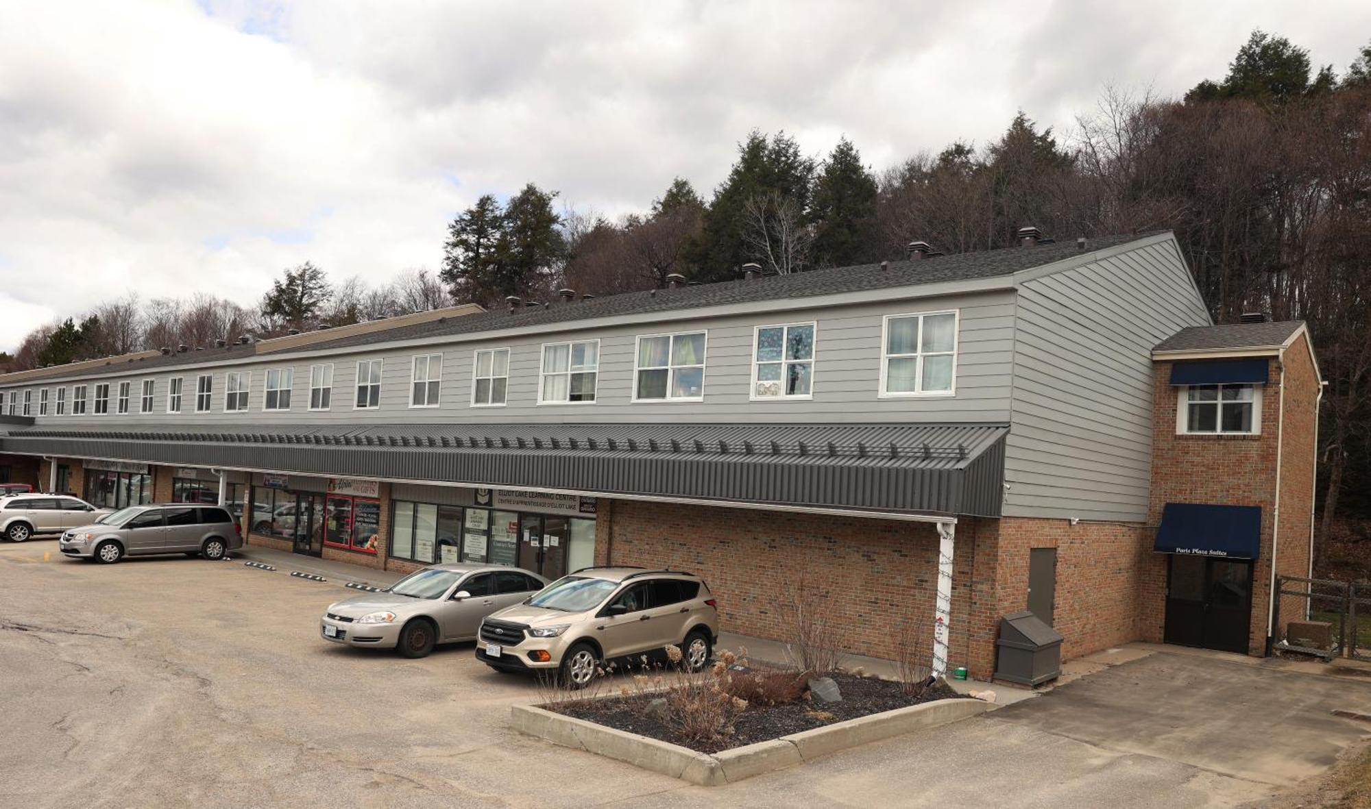 Paris Plaza Elliot Lake Exterior foto
